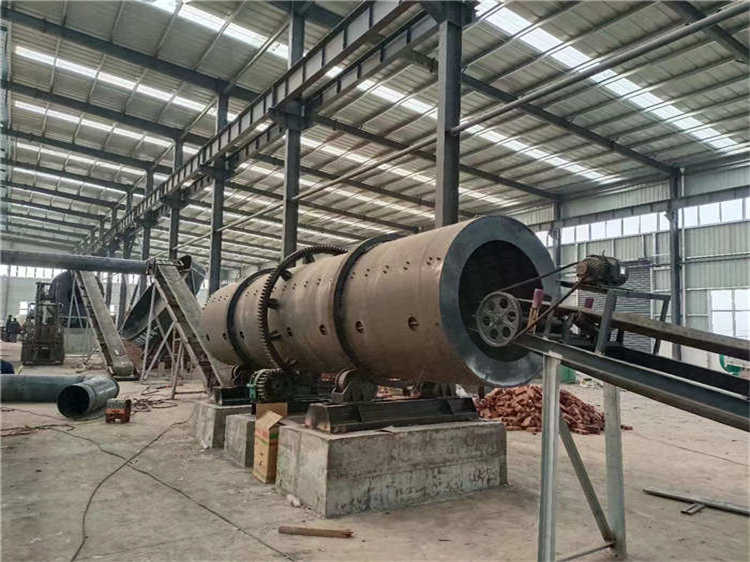 牛糞有機(jī)肥轉(zhuǎn)鼓造粒機(jī)設(shè)備,客戶現(xiàn)場(chǎng)