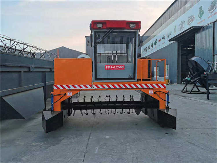 履帶有機肥發酵翻堆機,行走式堆肥腐熟設備,羊糞條垛式翻拋機