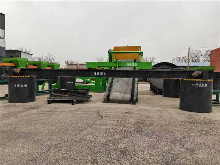 鏈板式深槽發酵翻拋機,牛糞豬糞好氧除臭翻堆機,定制大跨度污泥處理翻拋設備